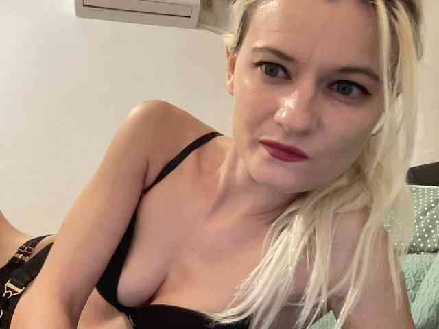 OnikaLove webcam