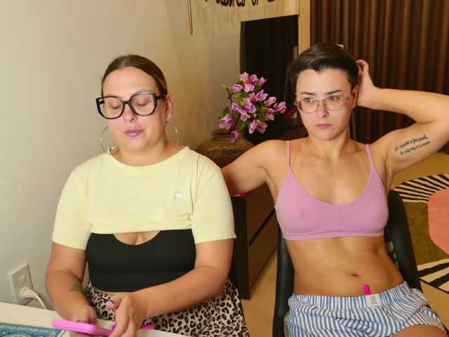 dreamteamgirls live cam on BongaCams
