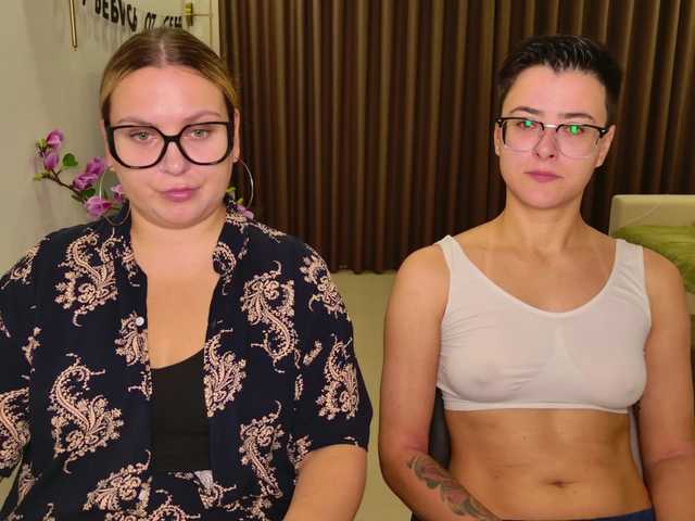 dreamteamgirls live cam on BongaCams