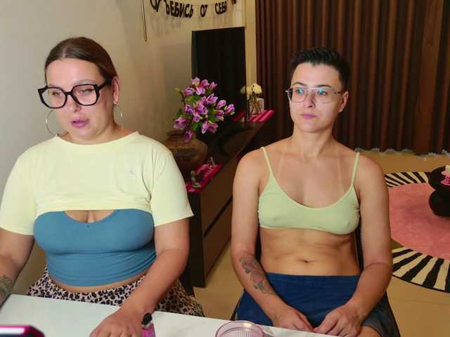 dreamteamgirls live cam on BongaCams