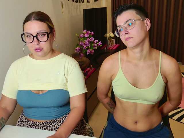 dreamteamgirls live cam on BongaCams