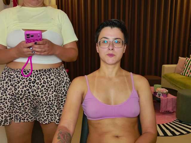 dreamteamgirls live cam on BongaCams