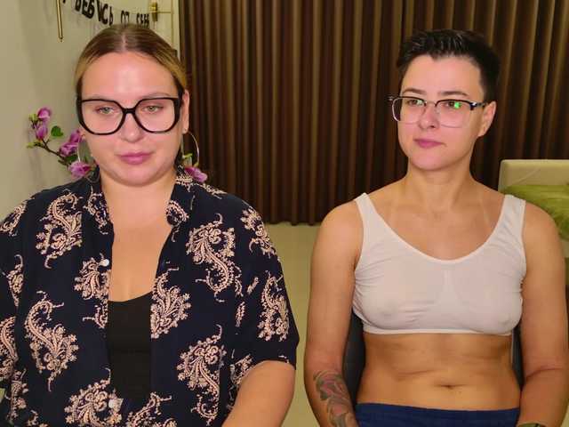 dreamteamgirls live cam on BongaCams