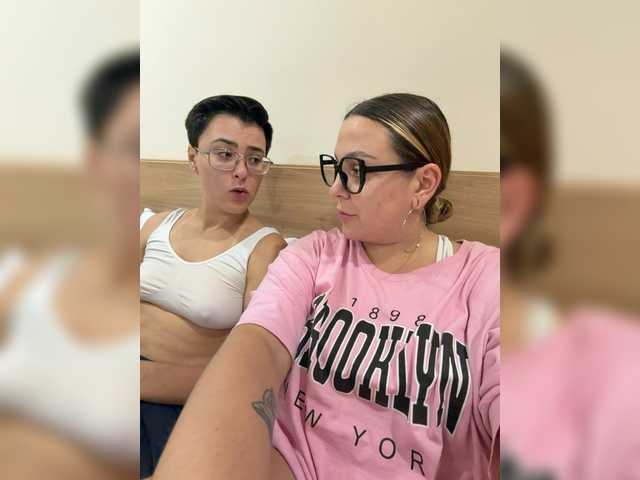 dreamteamgirls live cam on BongaCams