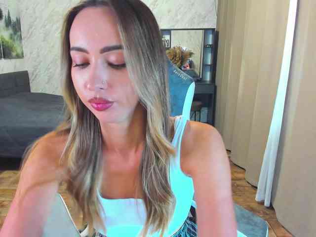 LolaLaLol webcam