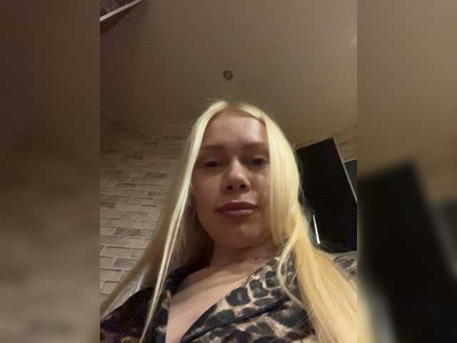 MirandaNow live cam preview
