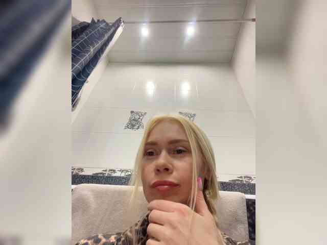 Acest model este live acum. -SexyMilf-