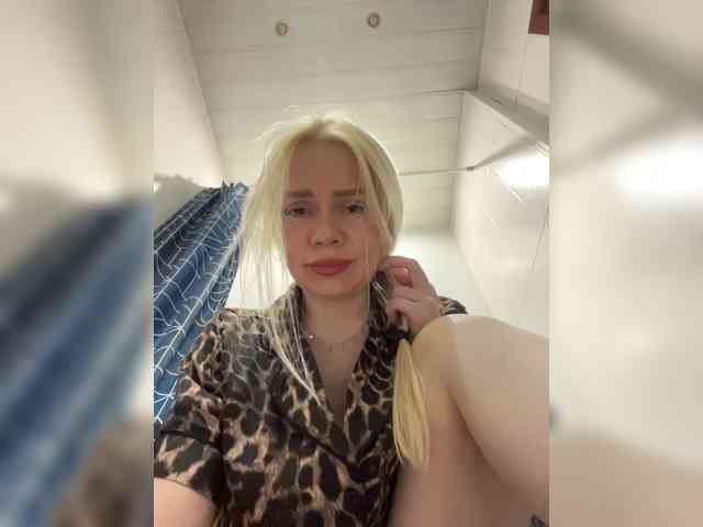 This model is live right now. -SexyMilf-
