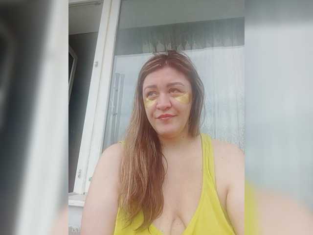 Chat with Hoverla live cam