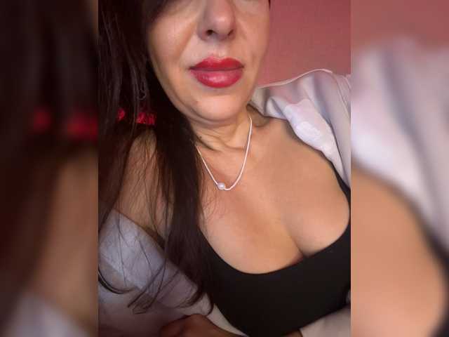 ElviraMilf live cam on BongaCams