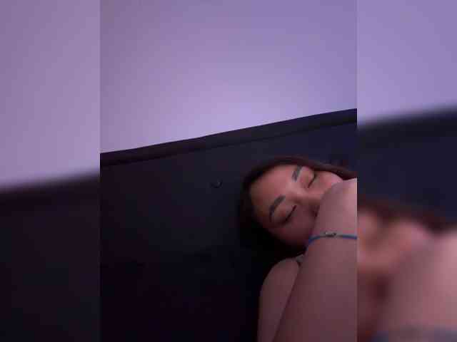 RozyElle webcam