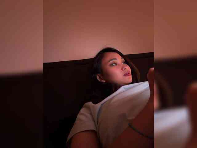 RozyElle webcam