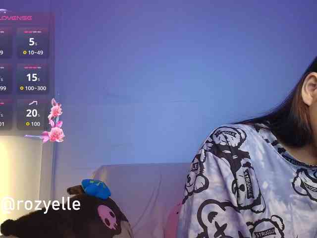 Model: RozyElle