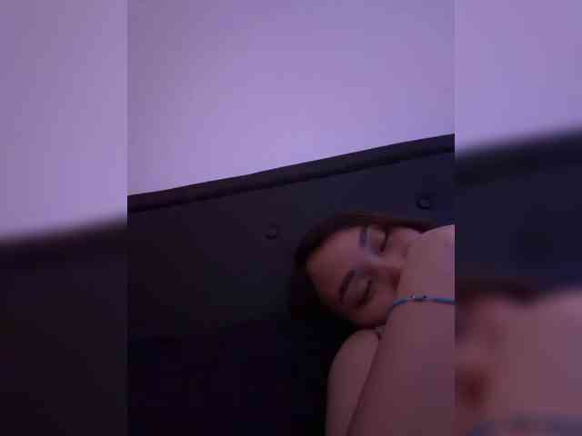 RozyElle webcam