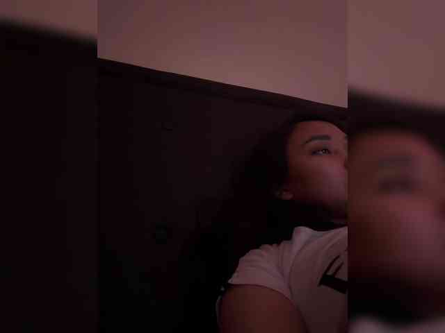RozyElle webcam