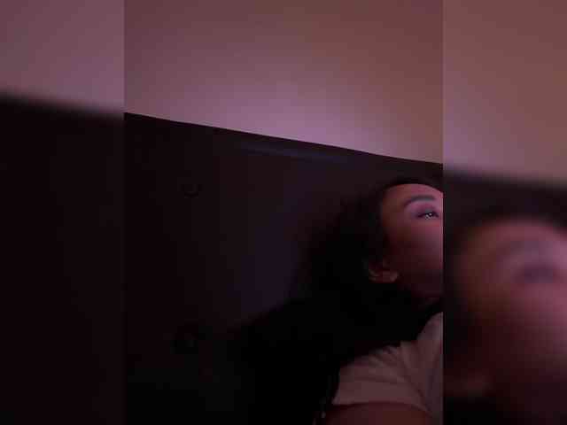 RozyElle webcam