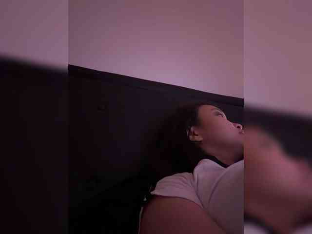 RozyElle webcam