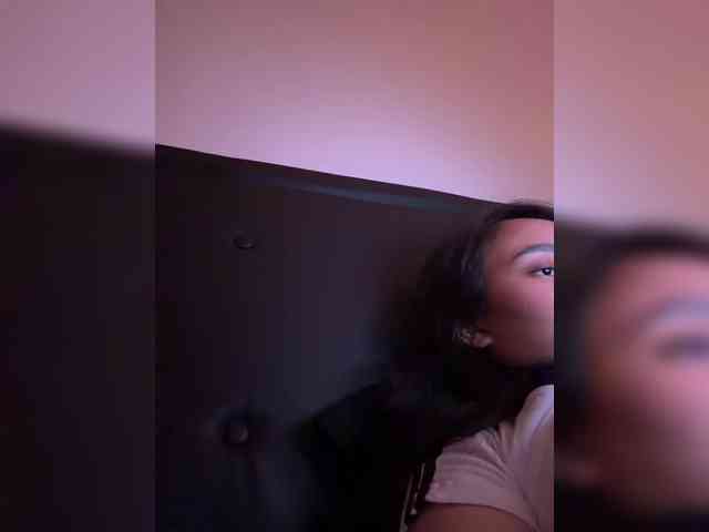 RozyElle webcam