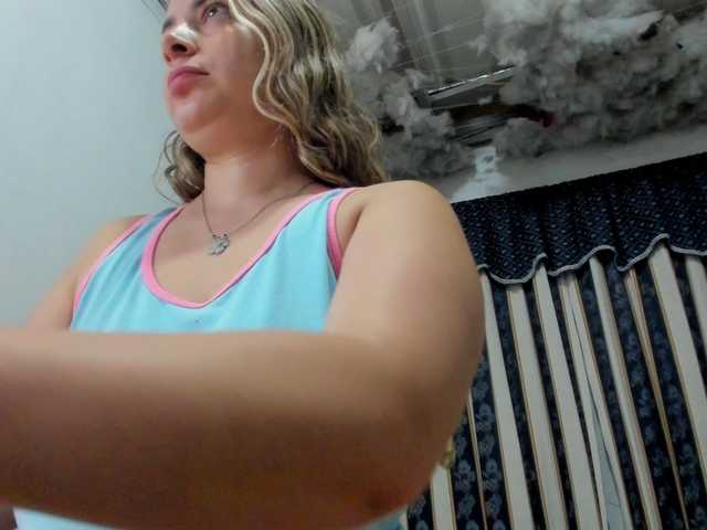 LauuuG es una cam girl española esperándote para sexo en vivo