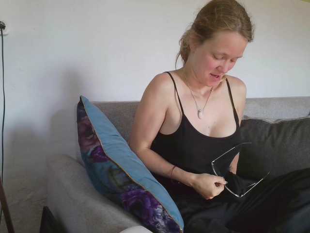 le modèle LeniFuchs est en webcam porno dans un show sur le site bongacams, il possède les tags suivants: White/Caucasian,Blonde,Shaved