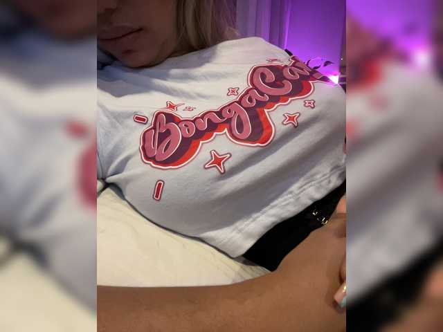 EmilyLeah live cam on BongaCams