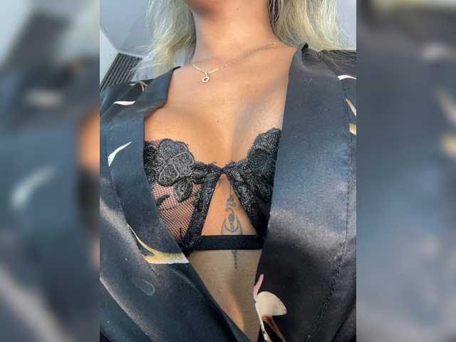 EmilyLeah live webcam show