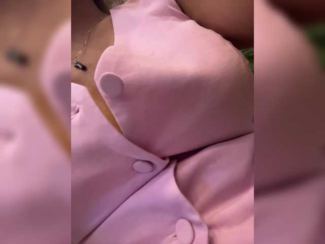 EmilyLeah's BongaCams show and profile