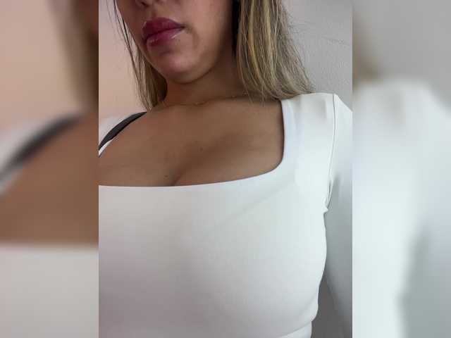 EmilyLeah's BongaCams show and profile