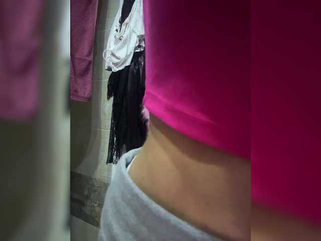 EmilyLeah's BongaCams show and profile