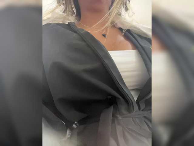 EmilyLeah's BongaCams show and profile