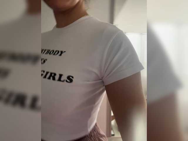 EmilyLeah's BongaCams show and profile