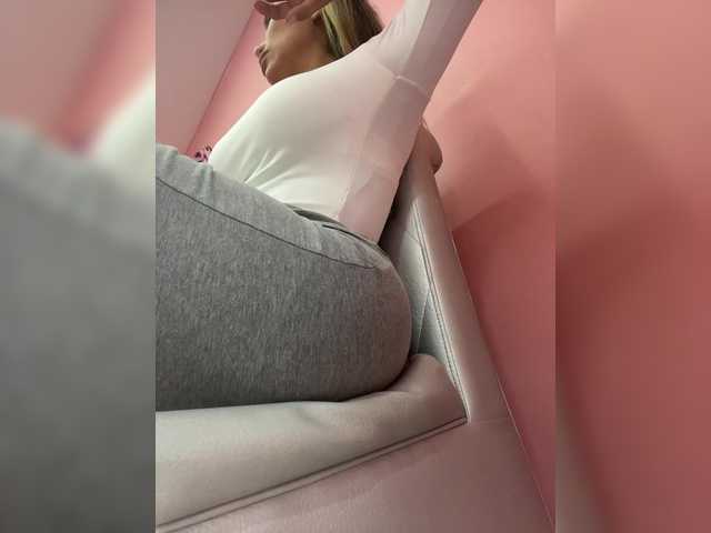 EmilyLeah's BongaCams show and profile