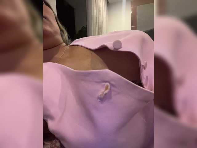 EmilyLeah's BongaCams show and profile