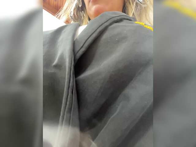 EmilyLeah's BongaCams show and profile