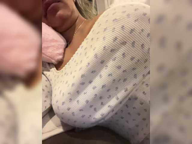 EmilyLeah's BongaCams show and profile