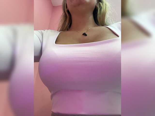 EmilyLeah's BongaCams show and profile