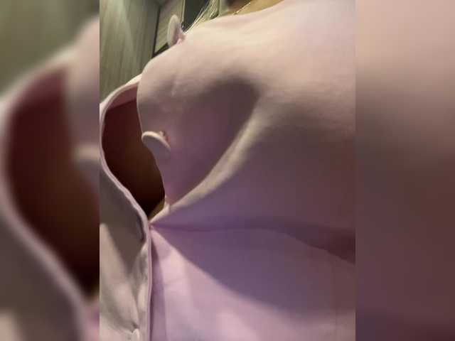 EmilyLeah's BongaCams show and profile