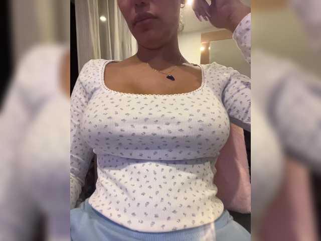 EmilyLeah's BongaCams show and profile