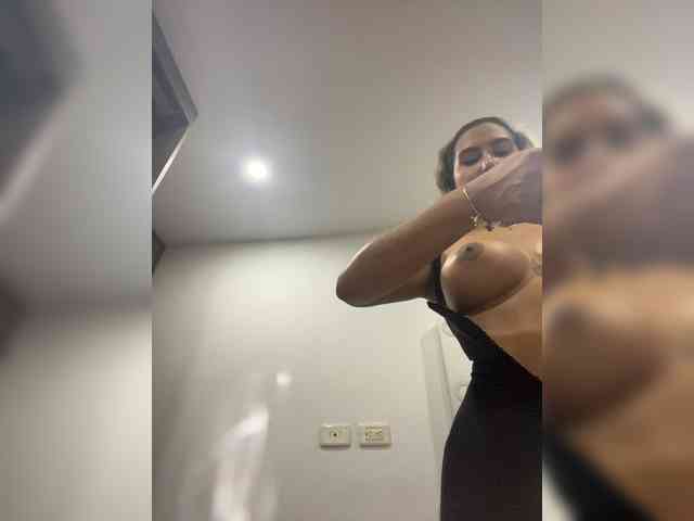 Model ini sedang live sekarang. EmilyLeah