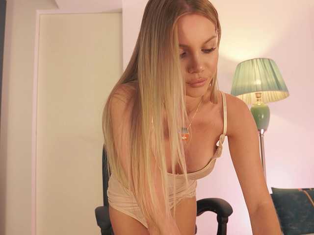 Yvonna live cam preview