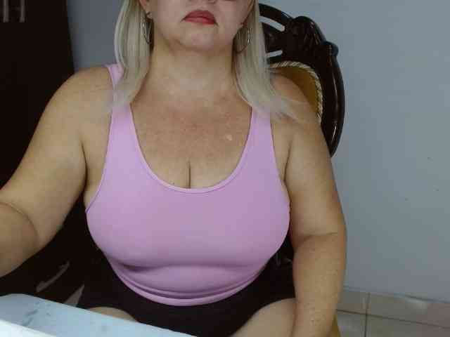 LolytaWOMAN webcam
