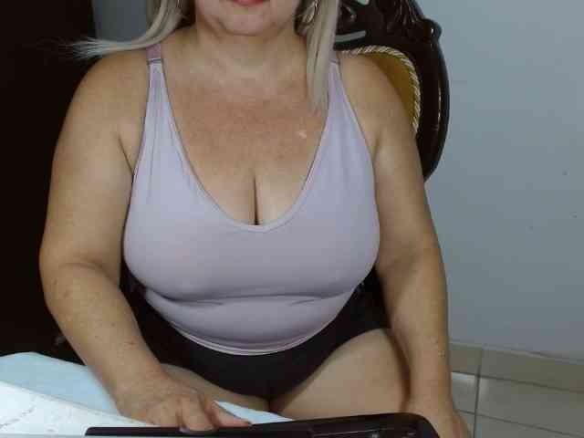 LolytaWOMAN webcam