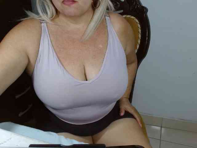 LolytaWOMAN webcam