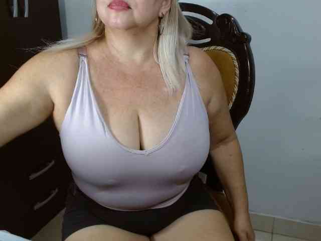 LolytaWOMAN webcam
