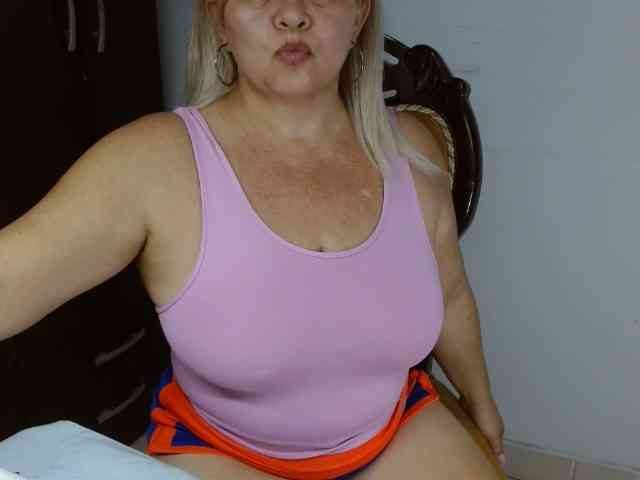 LolytaWOMAN webcam