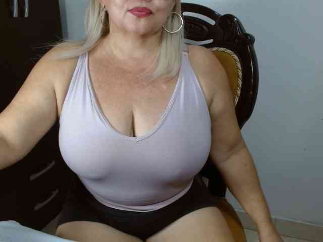 LolytaWOMAN webcam