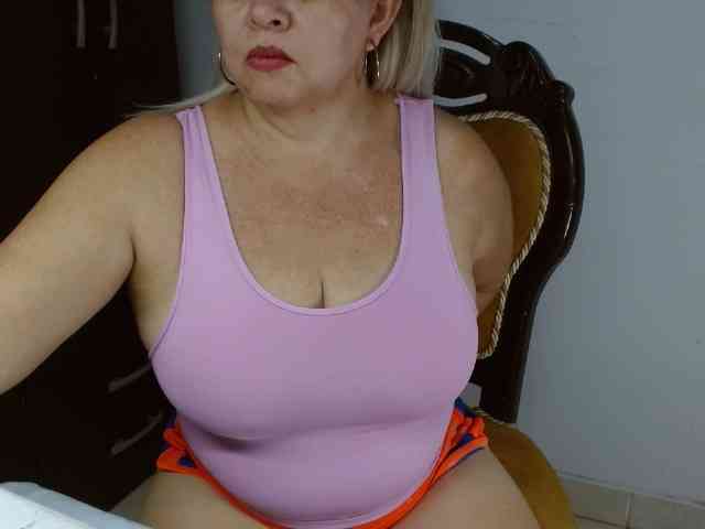LolytaWOMAN webcam