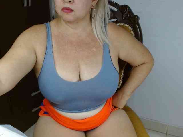 LolytaWOMAN webcam