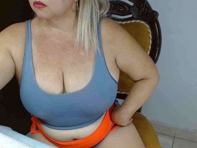LolytaWOMAN webcam