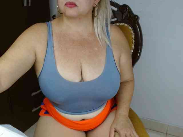 LolytaWOMAN webcam
